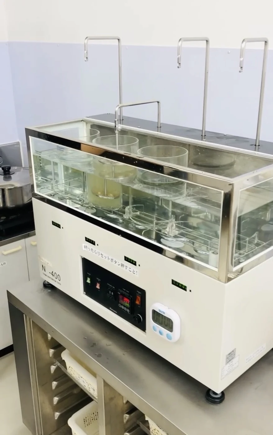 Liquid-bath laboratory apparatus photographed during a Yotsuba production visit